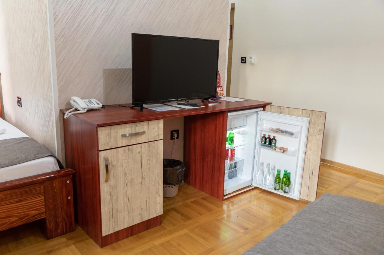 Hotel Kutko Pančevo Buitenkant foto