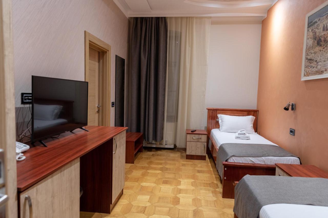 Hotel Kutko Pančevo Buitenkant foto