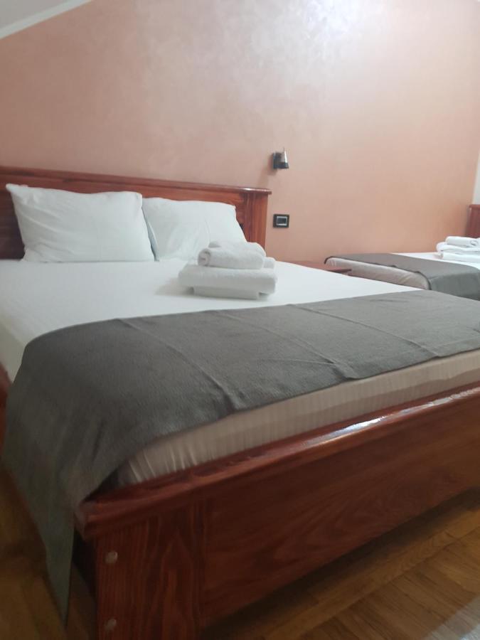Hotel Kutko Pančevo Buitenkant foto