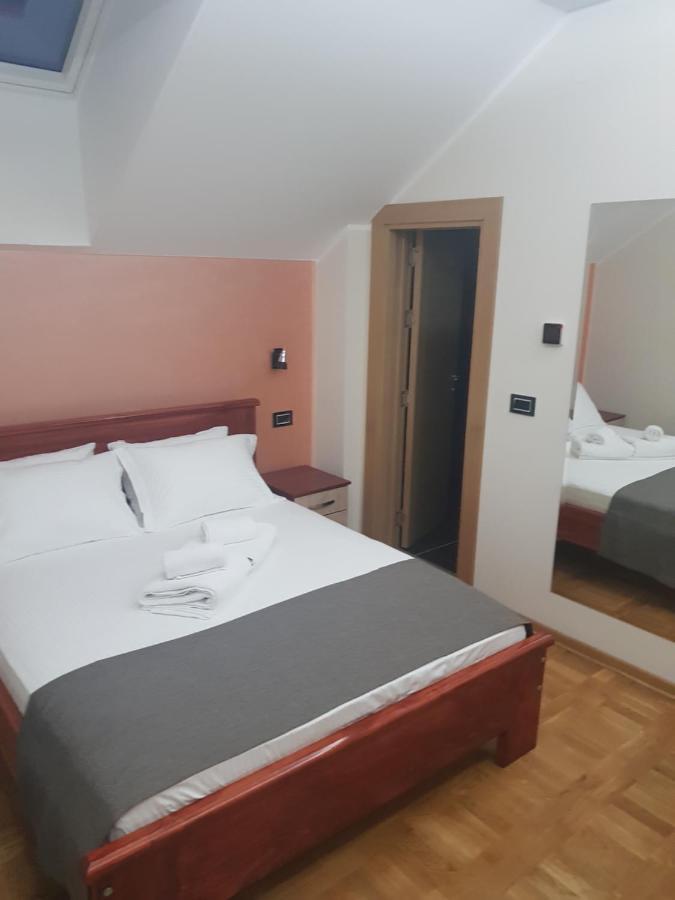 Hotel Kutko Pančevo Buitenkant foto