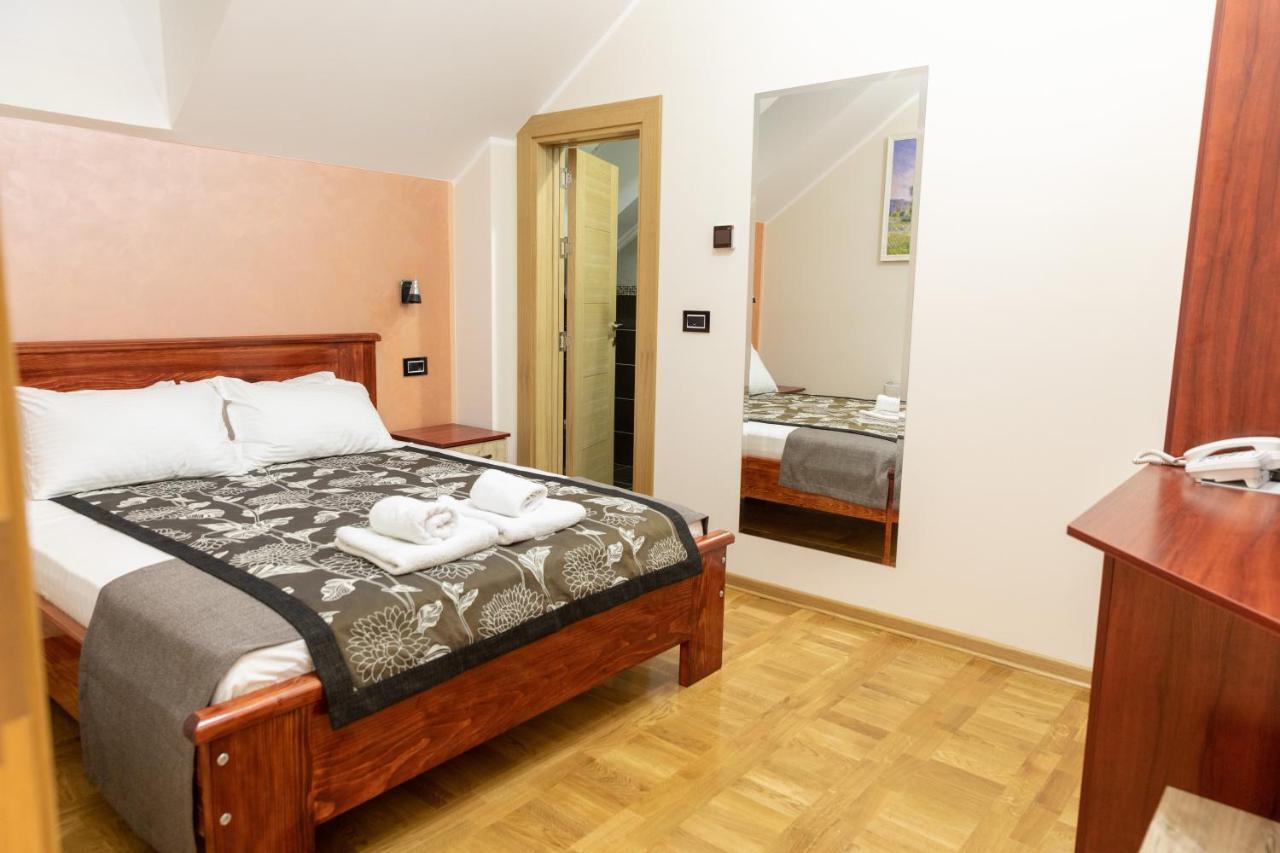 Hotel Kutko Pančevo Buitenkant foto