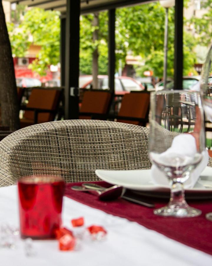Hotel Kutko Pančevo Buitenkant foto